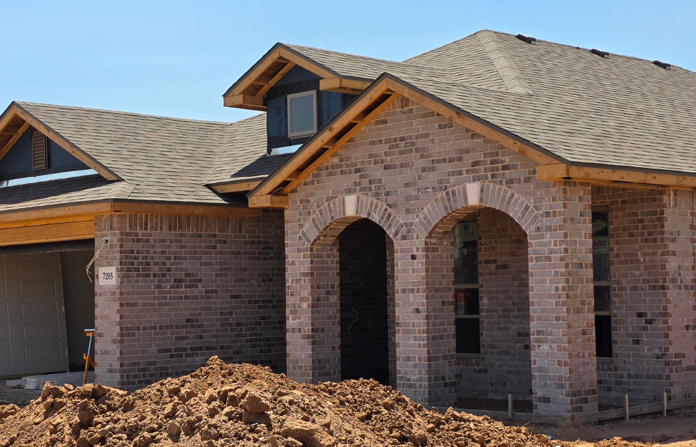 Grey brick for a Lubbock home featuring Triangle Brick Anvil Grey and white mortar