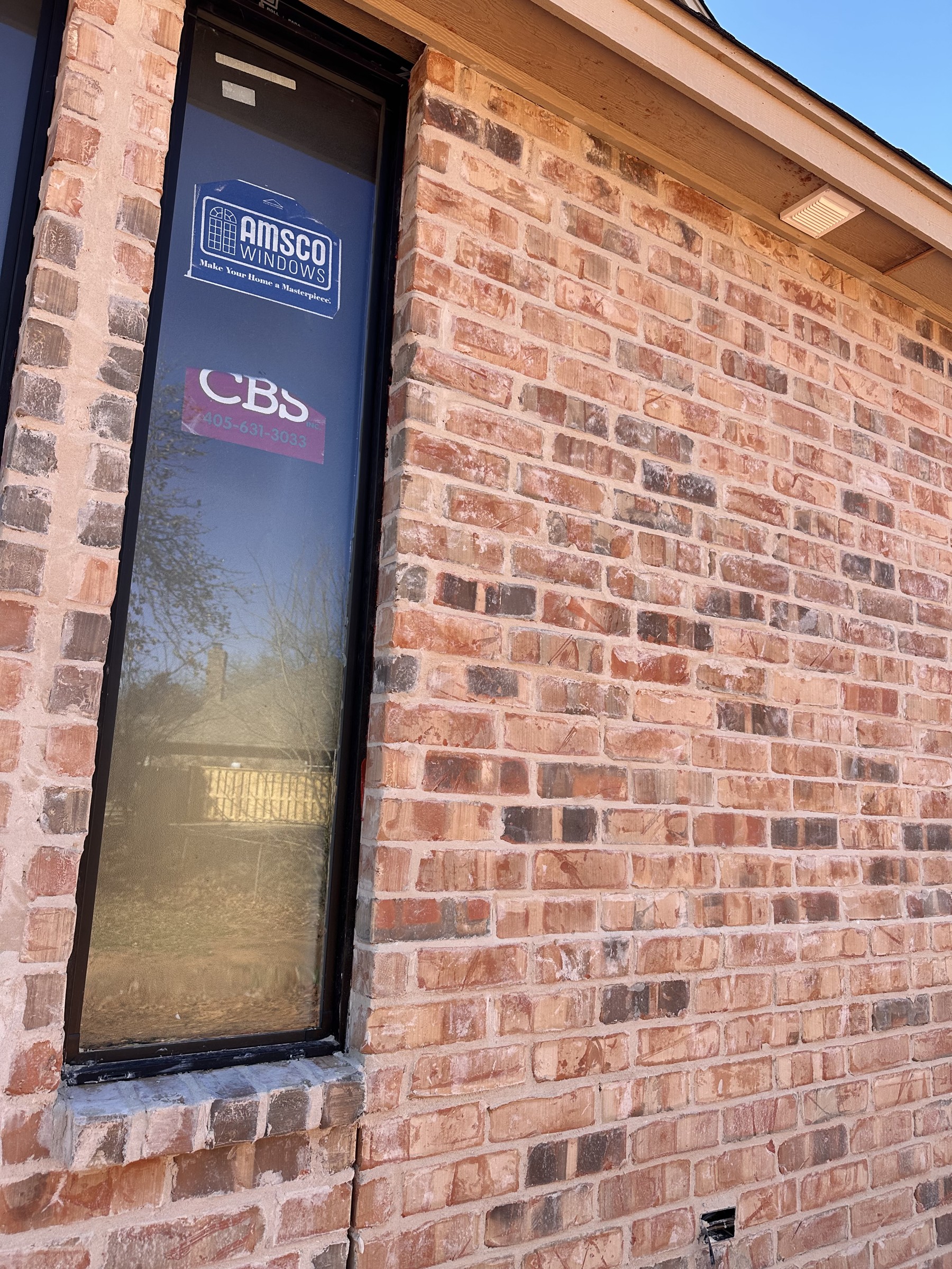 Mangum Brick Charleston with Ivory Buff mortar beside a tall window